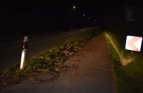 Kreispolizeibehörde Herford: POL-HF: Unbekannter überfährt Straßenschild- Verursacher flüchtet