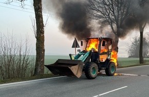 Kreispolizeibeh&ouml;rde H&ouml;xter: POL-HX: Radlader steht in Flammen