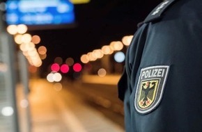 Bundespolizeidirektion Sankt Augustin: BPOL NRW: Flaschenwurf auf Zugbegleiter und Steine gegen S-Bahn - Bundespolizei nimmt Mann nach Widerstand fest