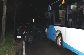 Polizei Coesfeld: POL-COE: Senden, Bösensell, Roxeler Straße/ Auto und Linienbus kollidieren
