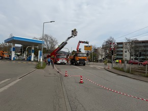 FW Weinheim: Schr&auml;ger Ampelmast f&uuml;hrt zu Einsatz an Stra&szlig;enbahntrasse