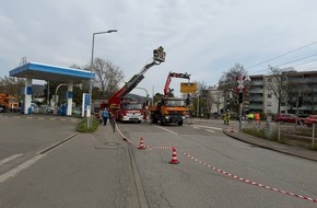 Feuerwehr Weinheim: FW Weinheim: Schr&auml;ger Ampelmast f&uuml;hrt zu Einsatz an Stra&szlig;enbahntrasse