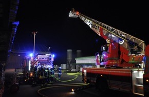 Freiwillige Feuerwehr Bedburg-Hau: FW-KLE: Feuerwehr übt Brand eines Raiffeisenmarktes