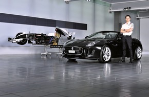 JAGUAR Land Rover Schweiz AG: Adrian Sutil stolzer Fahrer eines JAGUAR F-TYPE - BILD