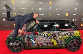 REKORD-INSTITUT f&uuml;r DEUTSCHLAND: &raquo;KloppoCar&laquo; holt RID-Weltrekord: Charity-Initiatoren auf der &raquo;SPOBIS&laquo; in Hamburg ausgezeichnet f&uuml;r die &raquo;meisten Promi-Unterschriften auf einem Auto&laquo; (553 Unterschriften)