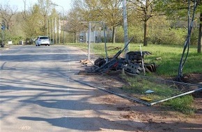 Polizeipräsidium Westpfalz: POL-PPWP: Unfallflucht: Gegen Kabelbrücke gefahren