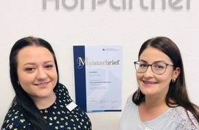 H&ouml;rPartner GmbH: H&ouml;rPartner einmal mehr meisterlich f&uuml;r gutes H&ouml;ren: Battenbergerin Julia Walth (34) besteht erfolgreich Pr&uuml;fung zur H&ouml;rakustiker-Meisterin