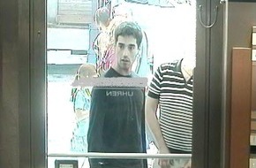 Polizei Düsseldorf: POL-D: Kreditkartenbetrüger an der Kö - Ein Täter in Haft - Polizei fahndet mit Bildern aus der Überwachungskamera nach vermeintlichen Komplizen