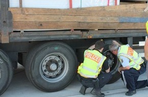 Polizeidirektion Neustadt/Weinstraße: POL-PDNW: Zweitägige Lkw-Großkontrolle der Polizei mit Schwerpunkt Ladungssicherung und Gefahrgut