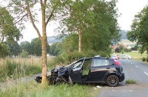 Kreispolizeibehörde Höxter: POL-HX: Pkw gegen Baum - Fahrerin mit Rettungshubschrauber in Klinik geflogen