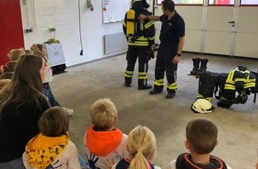 Freiwillige Feuerwehr Bedburg-Hau: FW-KLE: Brandschutzerziehung mit dem Sankt-Markus-Kindergarten: "Da sein, damit es nicht brennt"