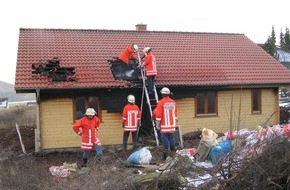 Polizeidirektion Göttingen: POL-GOE: (199a/04) Foto: Feuer im Holzhaus