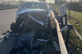 Polizeiinspektion Stade: POL-STD: Kollision auf der Autobahn 26 - keine Autofahrer verletzt - Polizei sucht Verursacherin, Unbekannte versuchen in Stader Uhrengeschäft einzubrechen - Polizei sucht Zeugen