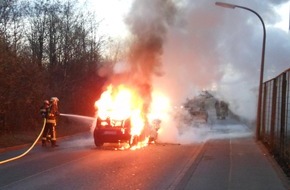 Feuerwehr Dortmund: FW-DO: PKW stand nach Auffahrunfall in Vollbrand