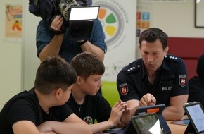 Polizeidirektion Osnabrück: POL-OS: Demokratiefeindliche Inhalte aus dem Netz enttarnen - Osnabrücker Schüler starten KI-Projekt
