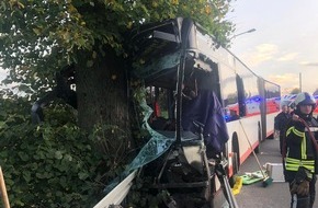 Feuerwehr Sprockhövel: FW-EN: Busfahrer bei Unfall von Linienbus eingeklemmt