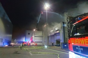 Feuerwehr Mülheim an der Ruhr: FW-MH: Große Mengen Hausmüll brennen in einer Lagerhalle. Geruchsbelästigung im Stadtgebiet von Mülheim. Großeinsatz für die Feuerwehr