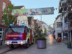 FW-AUR: Flammenüberschlag bedroht mehrere Gebäude
