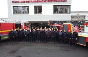 Feuerwehr Grevenbroich: FW Grevenbroich: Grevenbroicher Feuerwehrleute übergeben nach Bart-Aktion über 7000 Euro an Stiftung
