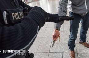 Bundespolizeidirektion München: Bundespolizeidirektion München: 59-Jähriger mit Messer von Bundespolizisten im Hauptbahnhof überwältigt: Vier Beamte und Angreifer verletzt