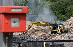 Feuerwehr Essen: FW-E: Schaufelbagger ausgebrannt, hoher Sachschaden