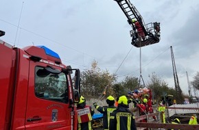 Feuerwehr Oberhausen: FW-OB: Bauarbeiter beim Sturz in einen Schacht einer Tiefbau-Baustelle verletzt