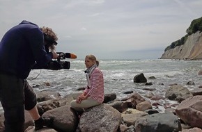 ZDF: Vor dem ersten EM-Achtelfinale der Insel-Check im ZDF / "Länderspiegel"-Reporterin Yve Fehring klärt die Frage des Sommers: Rügen oder Sylt? (FOTO)