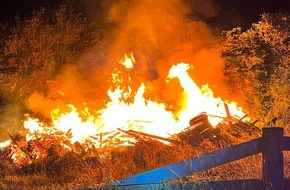 Freiwillige Feuerwehr Bedburg-Hau: FW-KLE: Achtung, nur eine Übung - Feuerwehr probt für einen Waldbrand