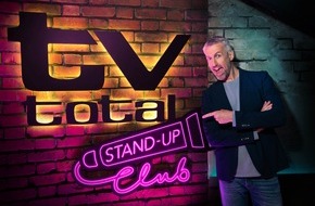 ProSieben: Bitte erheben Sie sich. Für den "TV total Stand Up Club". Und für "TV total". Ab Dienstag. Auf ProSieben. Und auf Joyn