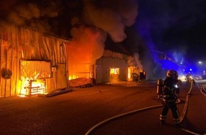 Feuerwehr Witten: FW Witten: Brand einer Industriehalle im Wullener Feld