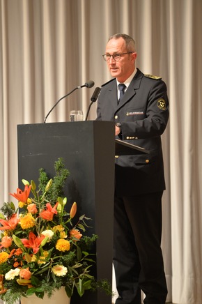 FW Stuttgart: 134 Einsatzkräfte mit Feuerwehr-Ehrenzeichen ausgezeichnet
