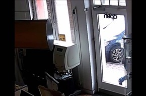POL-SL: Nach versuchtem Tötungsdelikt und besonders schwerer Brandstiftung in Saarlouis / Polizei fahndet nach zwei unbekannten Tatverdächtigen POL-SL: Nach versuchtem Tötungsdelikt und besonders schwerer Brandstiftung in Saarlouis / Polizei fahndet nach zwei unbekannten Tatverdächtigen
