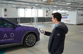 Robert Bosch GmbH: Bosch und VW-Tochter Cariad schicken E-Autos fahrerlos an die Ladesäule / Test für automatisiertes Parken und Laden gestartet