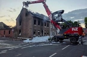 Feuerwehr Grevenbroich: FW Grevenbroich: Feuerwehr Grevenbroich stundenlang bei Gro&szlig;brand in Elsen im Einsatz