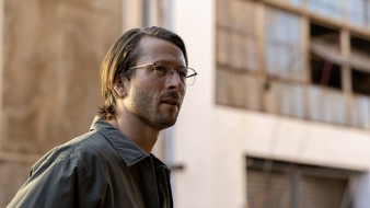 LEONINE Studios: Glen Powell in A KILLER ROMANCE (OT: HIT MAN) - ab 4. Juli 2024 im Kino