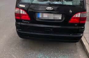 Polizei Mettmann: POL-ME: Unbekannte zerstören zahlreiche Autoscheiben und Fenster - Hilden - 2203136