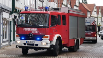 Freiwillige Feuerwehr Celle: FW Celle: Zwei Küchenbrände mit Menschengefährdung gleichzeitig - Eine verletzte Person!