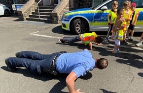 Polizeidirektion Wittlich: POL-PDWIL: Kinder der KITA "Kleine Helden" besuchen spontan die Polizeiwache Gerolstein und zeigen, was körperlich in ihnen steckt!