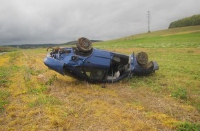 Polizeidirektion Bad Kreuznach: POL-PDKH: Autofahrer kommt von der Fahrbahn ab und überschlägt sich mehrfach im Feld