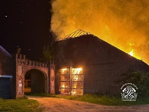 FW Neukirchen-Vluyn: Großbrand einer Scheune - Kräftezehrender Einsatz über 17 Stunden + Nachlöscharbeiten bis zum Folgetag (Abschlussmeldung)