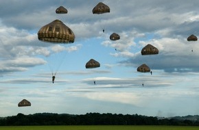 PIZ Ausrüstung, Informationstechnik und Nutzung: 65 Jahre "Glück - ab!" / Neue Fallschirmsysteme für die Bundeswehr