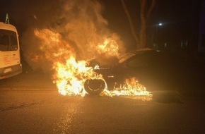 Feuerwehr Dortmund: FW-DO: Fahrzeug beginnt während der Fahrt an zu brennen