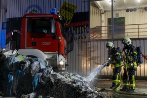 FW-MK: Müllpresse an der Eissporthalle in Brand geraten