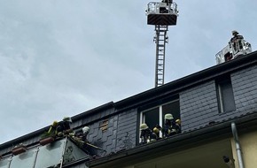 Feuerwehr Essen: FW-E: Dachfassade fängt Feuer - schnelles Eingreifen der Feuerwehr verhindert Schlimmeres