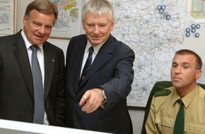 Deutsche Bahn AG: Bundesinnenminister Schily und Bahnchef Mehdorn nehmen Sicherheitszentrum Bahn in Betrieb