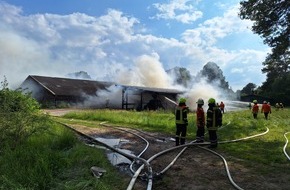 Kreisfeuerwehr Rotenburg (Wümme): FW-ROW: Strohlager neben Boxenlaufstall steht in Vollbrand