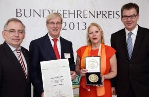 Mestemacher GmbH: Erster Bundesehrenpreis für Mestemacher aus Gütersloh / Auszeichnung für überzeugende Qualität im Sortiment - Preisverleihung in Berlin (BILD)