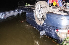 Polizei Gütersloh: POL-GT: 37-jähriger Autofahrer wird durch Polizisten aus der Lutter gerettet