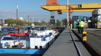 ZOLL-F: Zoll und Polizei kontrollieren Container-Schiff im Hafen Industriepark Höchst