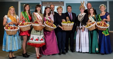 Deutschland - Mein Garten (eine Initiative der Bundesvereinigung der Erzeugerorganisationen Obst und Gemüse / BVEO): Hoher Besuch im Bundeskanzleramt: Angela Merkel begrüßt Deutschlands Apfelköniginnen